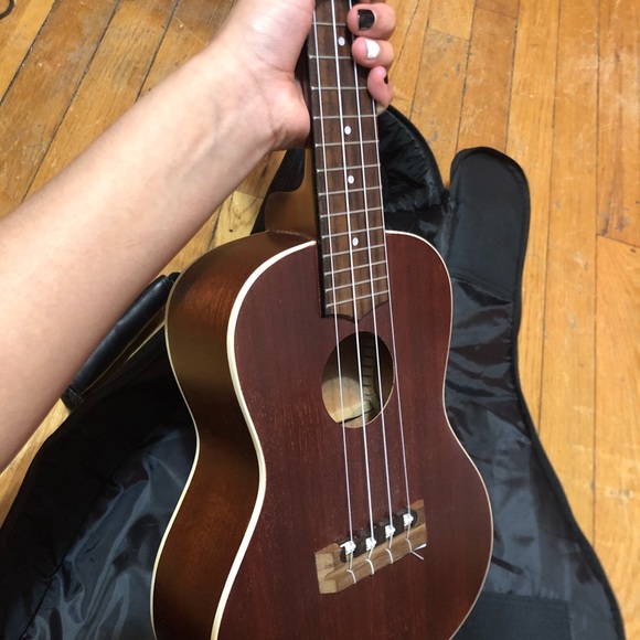 Lanikai ukulele - Picture 2 of 3